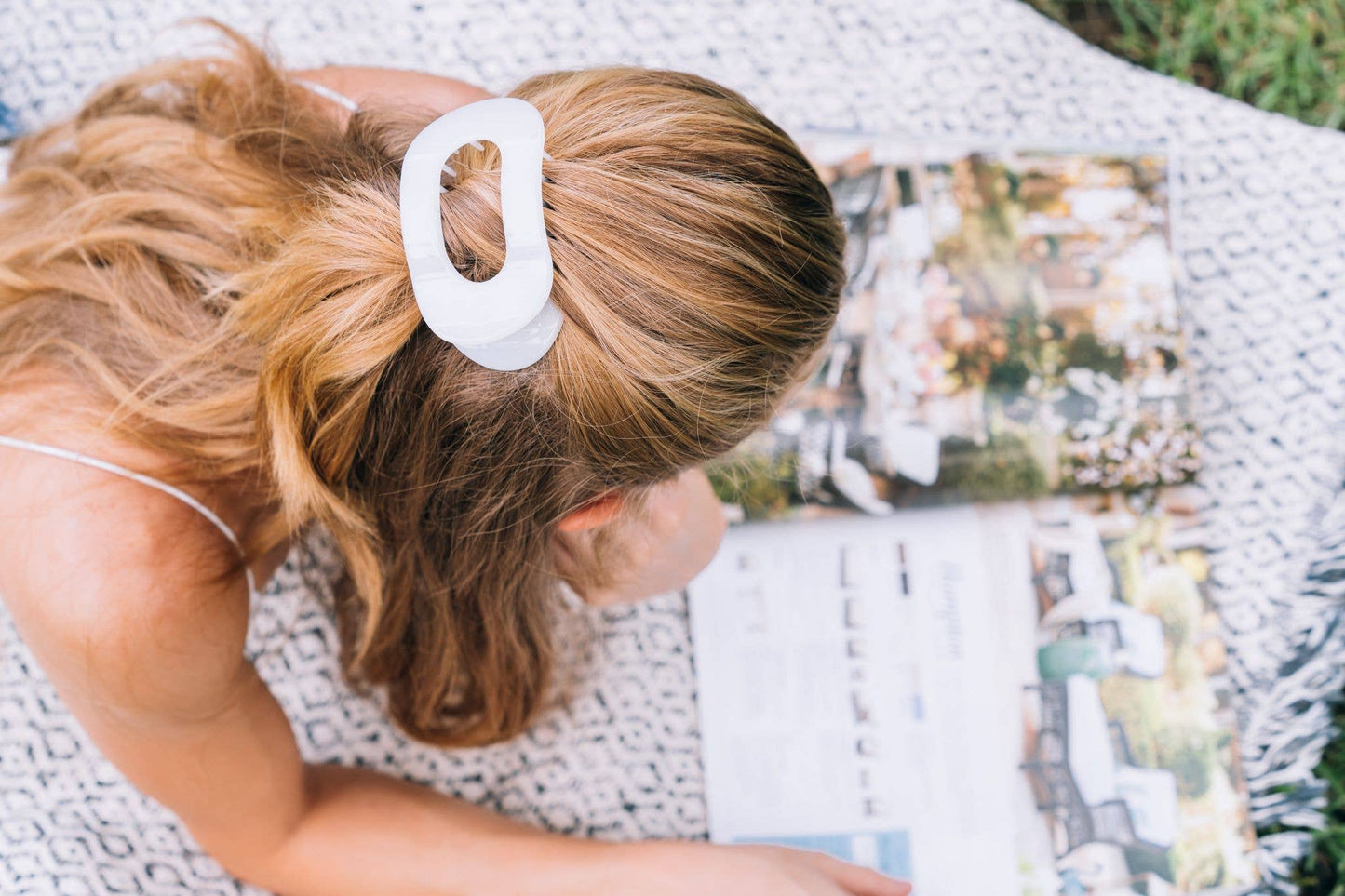 Coconut White medium Flat Round Clip